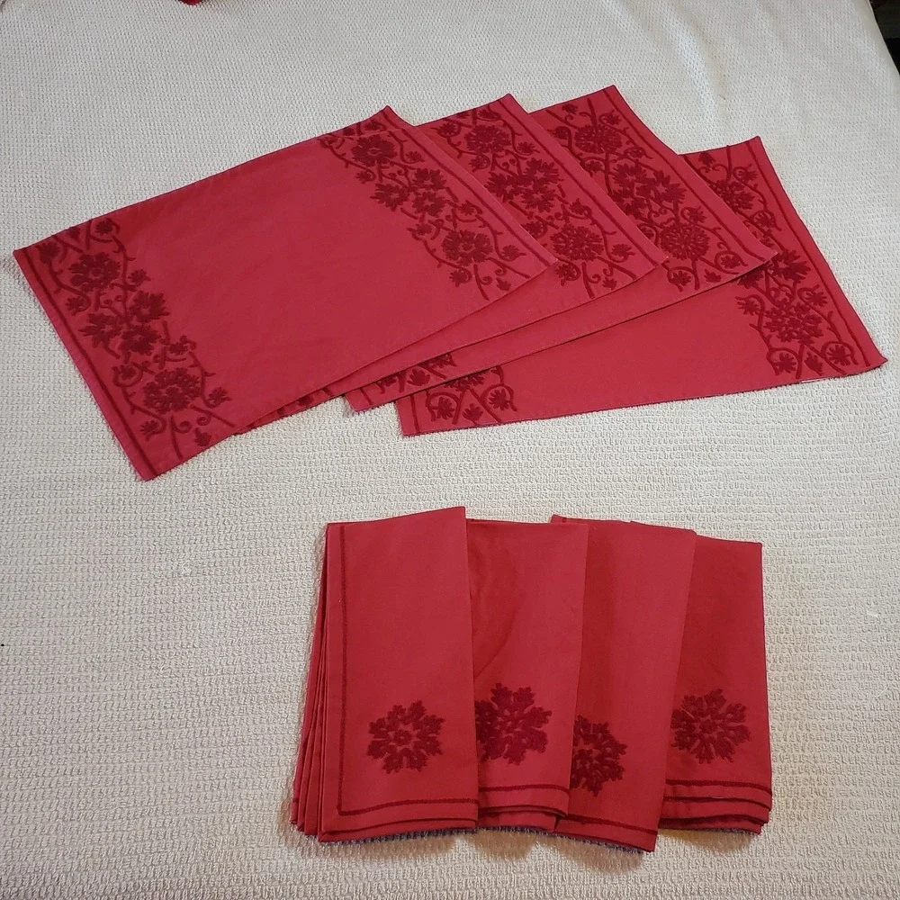 williams sonoma Set‎ Of 4 placemats & Matching 4 napkins Christmas Red RN71395